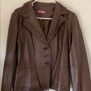 Leather jacket with three buttons and design edge